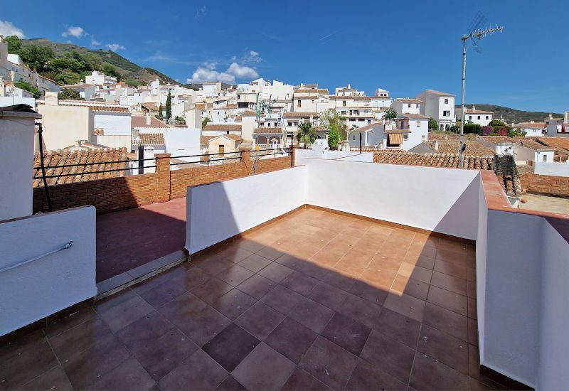 Large roof terrace for sunbathing with a beautiful view