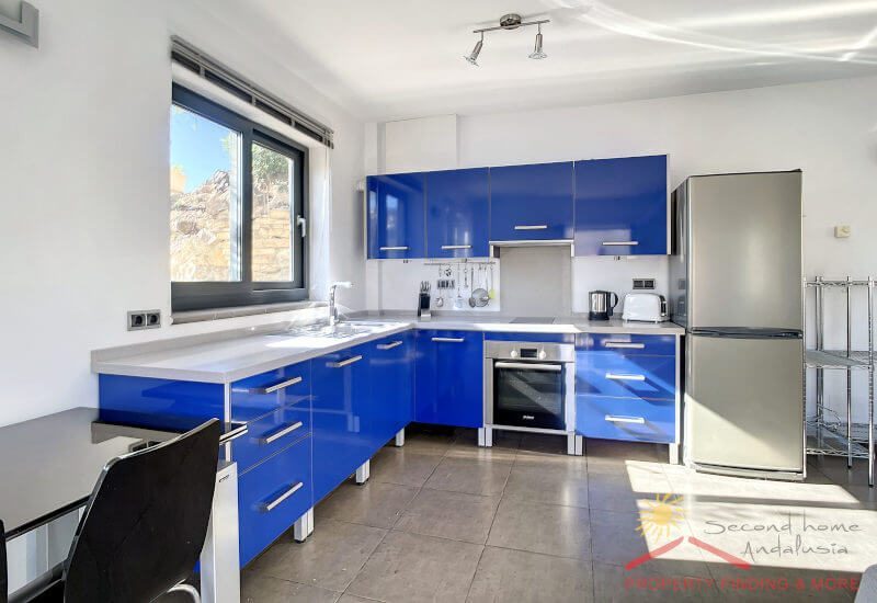 Die Küche des Appartements ist modern und komplett ausgestattet mit einer intensiven blauen