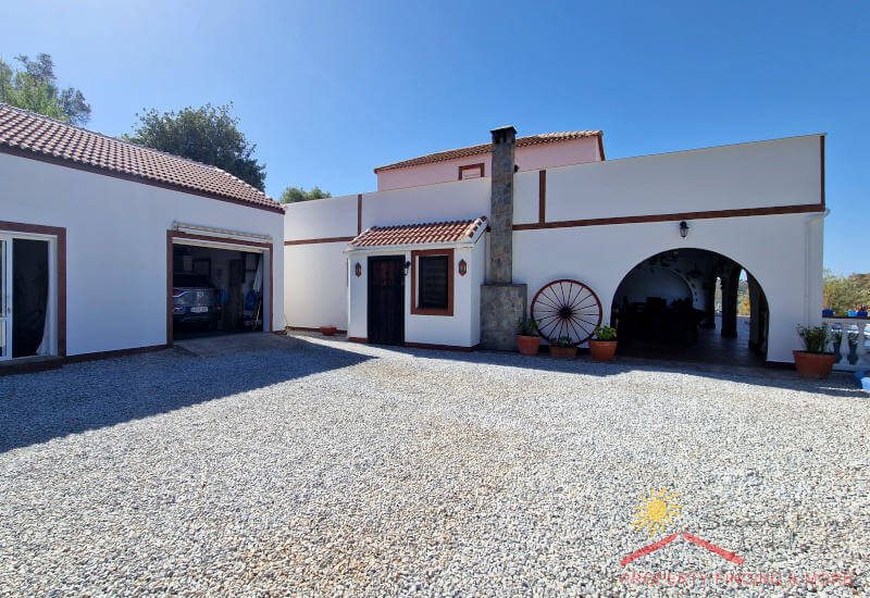 Ein großer Parkplatz befindet sich vor dem Haus