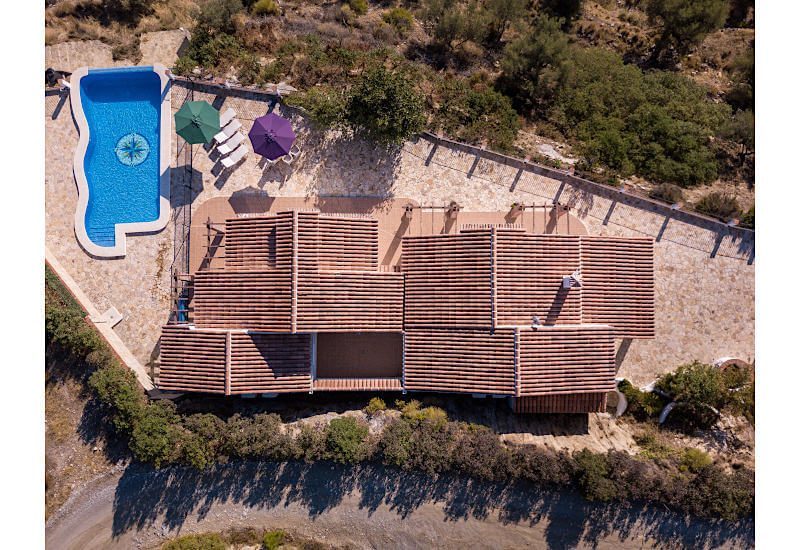 Uitzicht van bovenaf op Casa La Vista met terrassen en zwembad