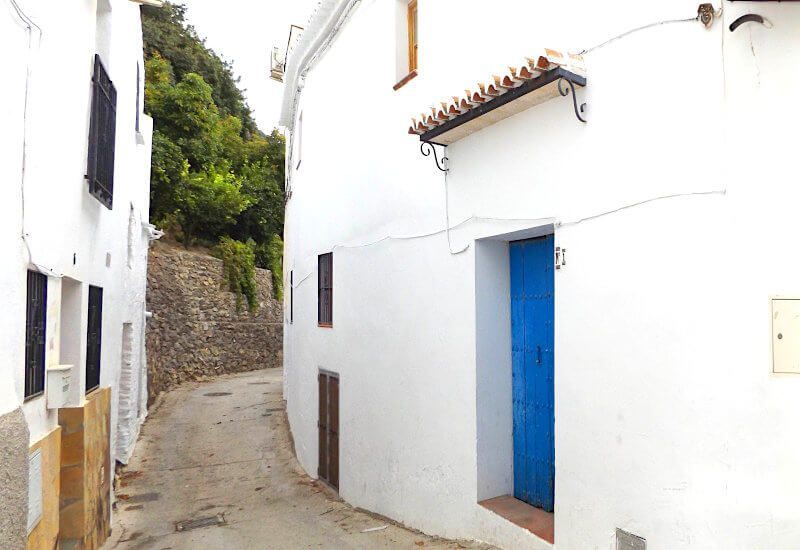 Foto der traditionellen Vorderansicht eines zum Verkauf stehenden Hauses in der Calle Granada Nr. 1 im weißen Dorf Sedella