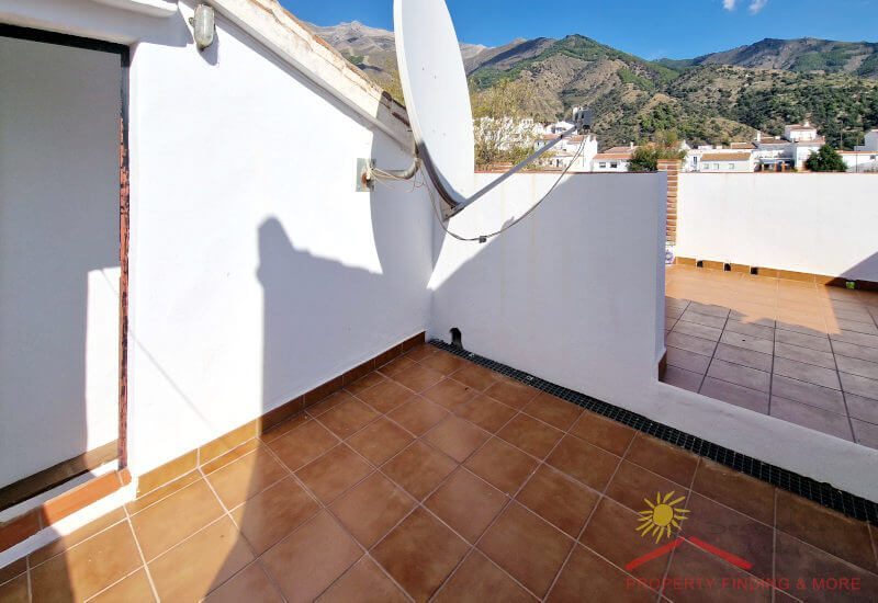 Tweedelig dakterras met schotelantenne