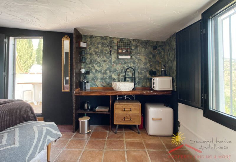 Slaapkamer boven met veel ruimte en een bureau