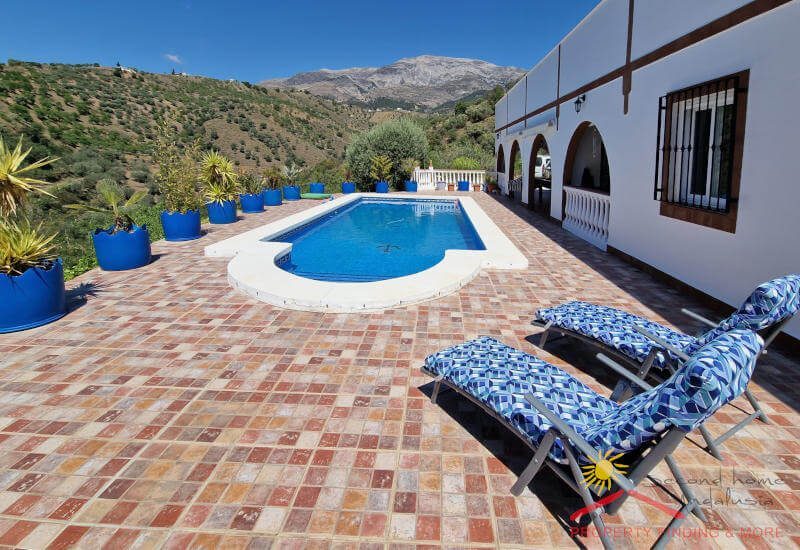 ein großer Pool und eine große Terrasse mit Blick auf Maroma
