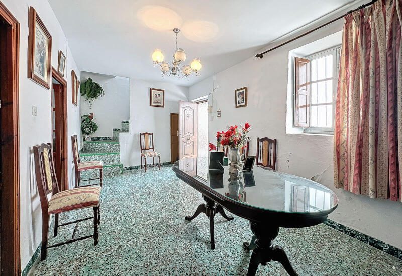 Der Eingang führt in das traditionelle Wohnzimmer und die Treppe führt in die nächste Etage