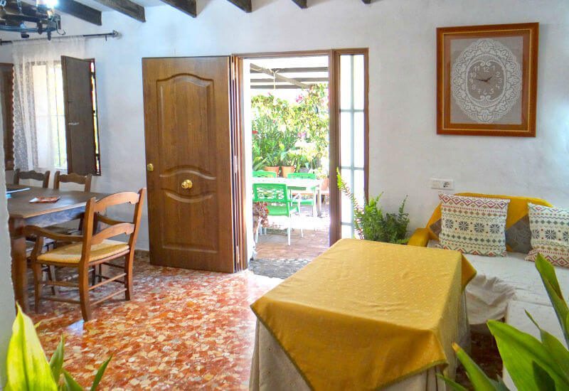 Eingang zur Sonnenterrasse und Lounge mit Sitzecke
