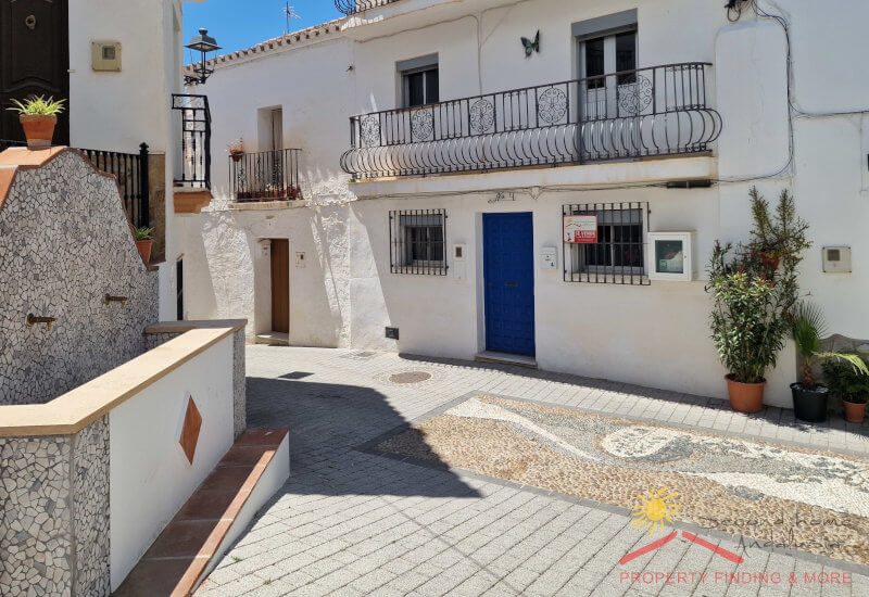 Straatbeeld van de voorgevel van Casa Bella Vista in het typisch witte dorp Sedella