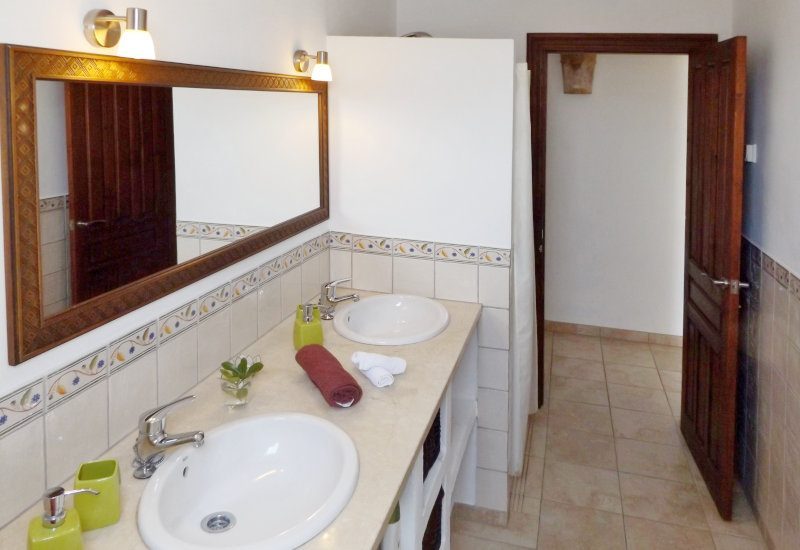 Foto des Duschraums mit zwei Waschbecken