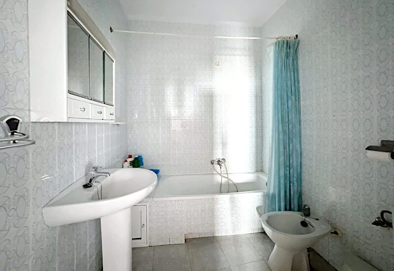 Ein gut dimensioniertes Badezimmer mit Badewanne, aber ohne Fenster