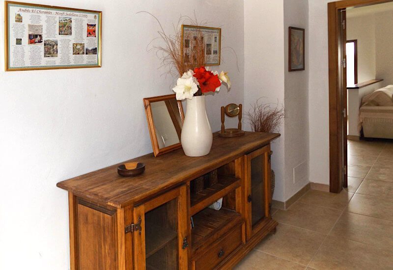 Entrance hall with plenty of space even for a wide sideboard