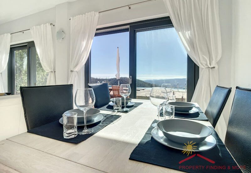 Dining area with glass doors with fantastic view over the hills of the Axarquía