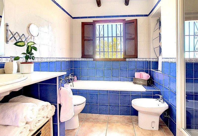 En Badkamer en suite met buis en toilet.