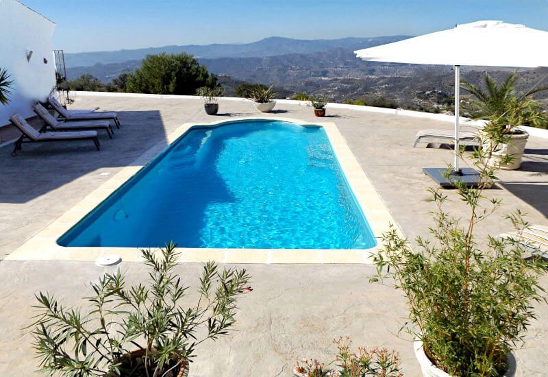 Bij het huis hoort een groot zoutwaterzwembad van 30 m².