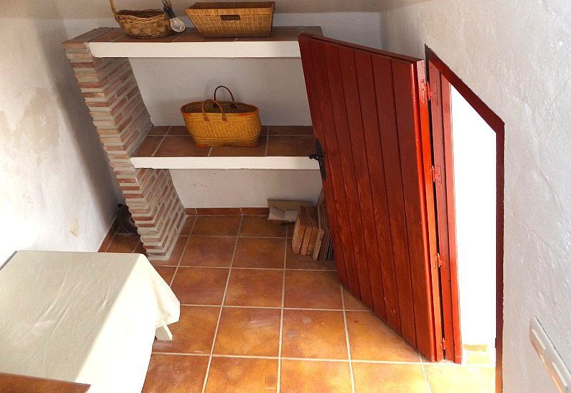 De casita is een klein huisje op zich en heeft een plankje direct bij de ingang.