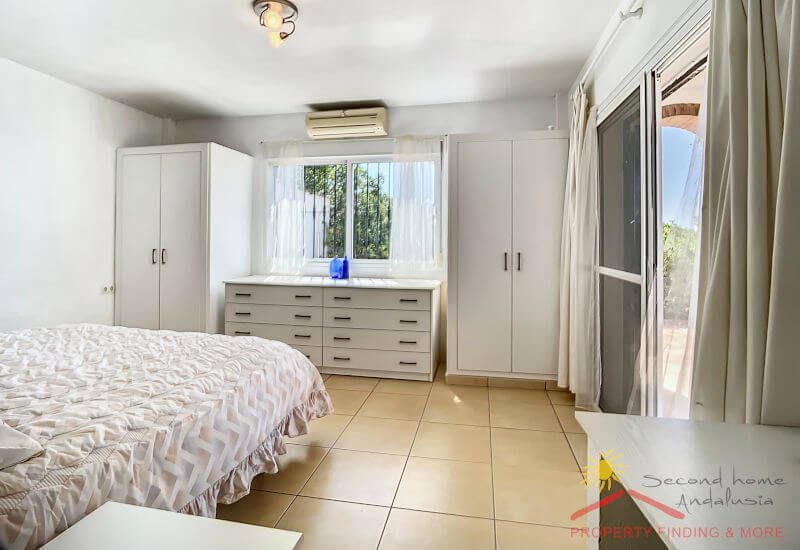 Schlafzimmer 3 mit einem großen Doppelbett mit schönen Schränken.