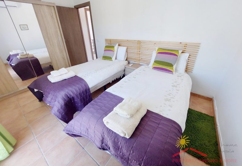 Zweibettzimmer mit großem Kleiderschrank und viel Platz