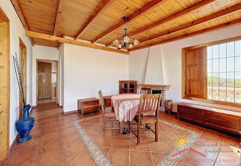 Grote woonkamer met houten plafond en raam