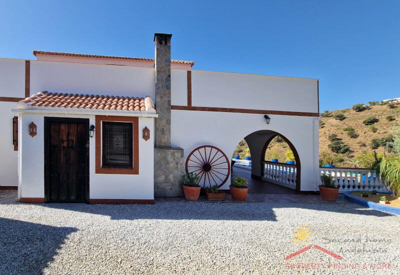 Ansicht der Einfahrt vom Parkplatz aus