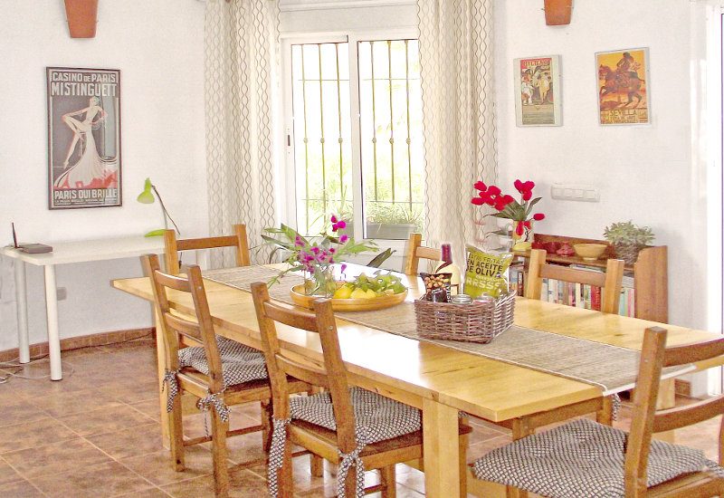 Big dining room with table for 6+ people.