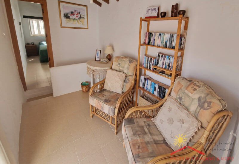 Die Sun Lounge im Obergeschoss hat eine Tür zum Schlafzimmer und zwei Stühle