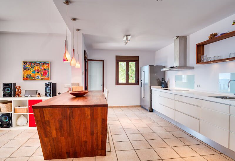 Houten bar scheidt de keuken van de lounge