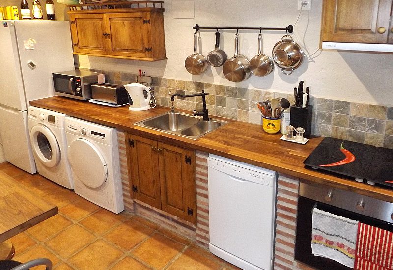 Fully equipped kitchen with washing machine, fridge, oven, dish washer