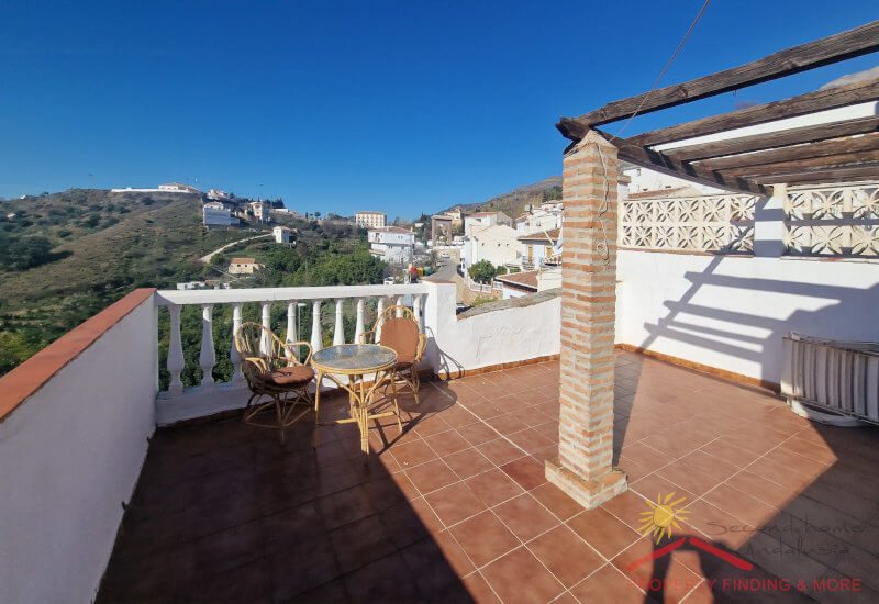 Sunny roof terrace with plenty of space for sunbathing or partying