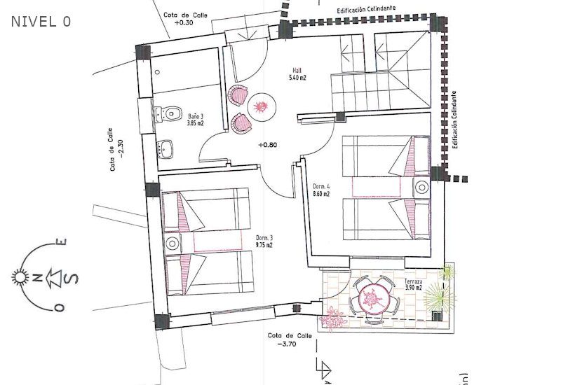 Auf dem Grundriss der Ebene 0 sehen wir den Eingang, 2 Schlafzimmer, eines davon mit Balkon und ein Badezimmer.