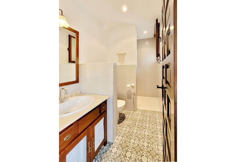 The bathroom of the terrace room has window and is equipped with shower an toilette.