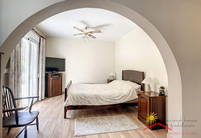 Das Hauptschlafzimmer ist groß und hat eine große Fenstertür zum Garten