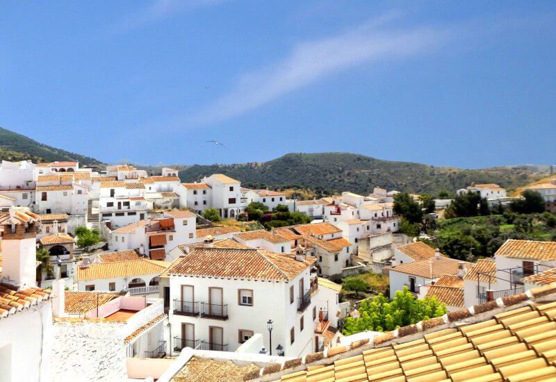 Blick über das weiße Dorf Sedella in der Axarquia.
