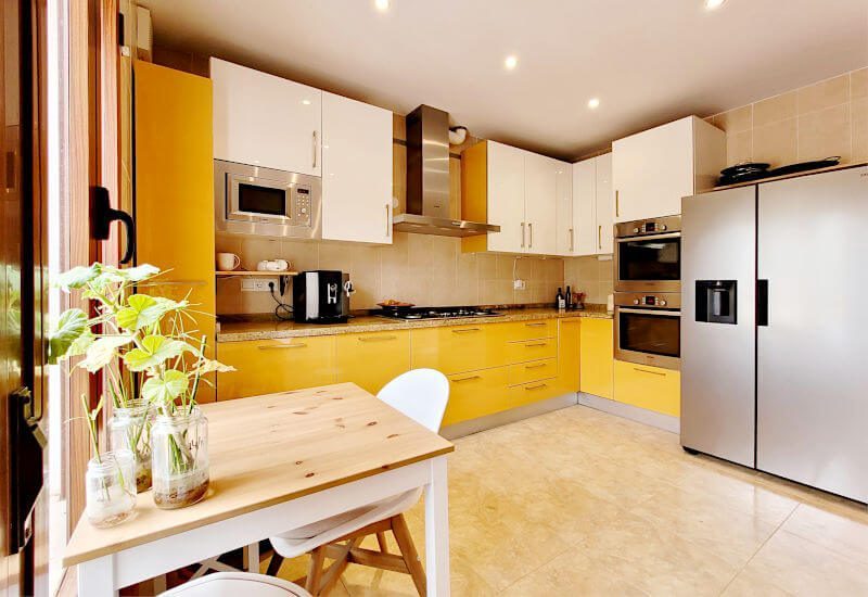 A big fulfitted kitchen with nearly new furnitures