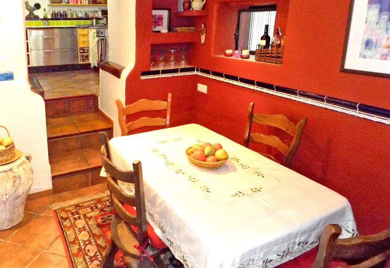 Eetkamer met toegang tot keuken als een typisch huis in wit huis.