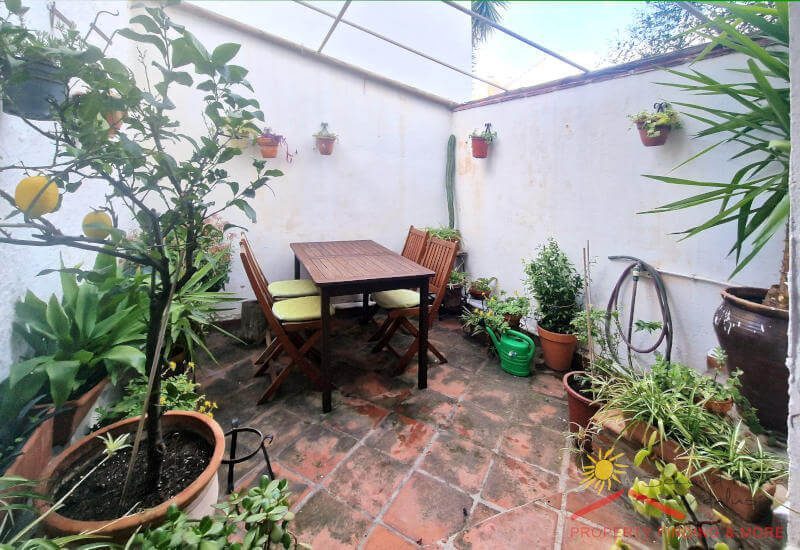 Casa Afifa heeft een eigen binnenplaats voor planten en tafels