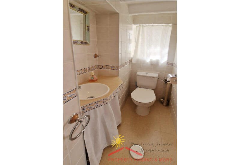 Kleines Duschbad mit Toilette, Dusche und Waschbecken sowie Fenster