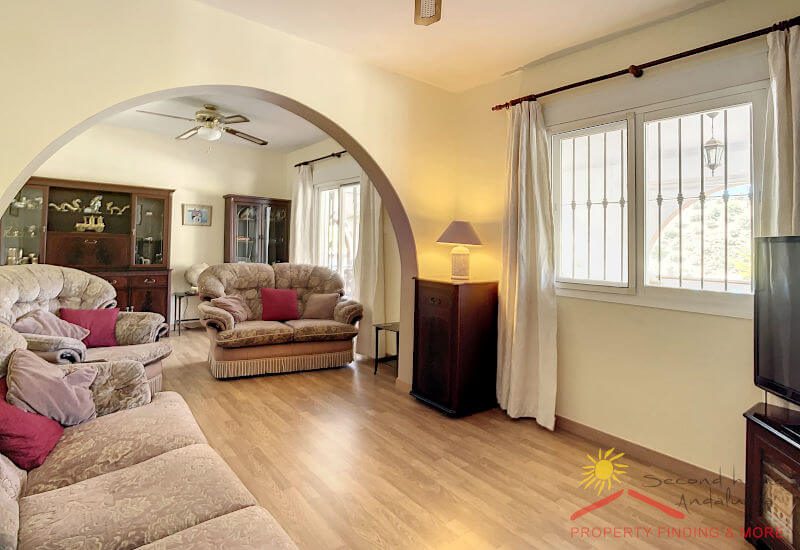 ein großes Wohnzimmer mit verschiedenen Sofas und Deckenlüftung