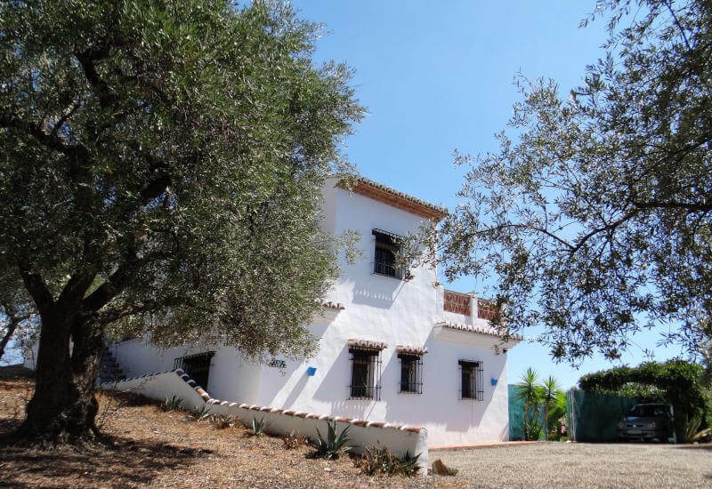 gravelled driveway to the house with parking space
