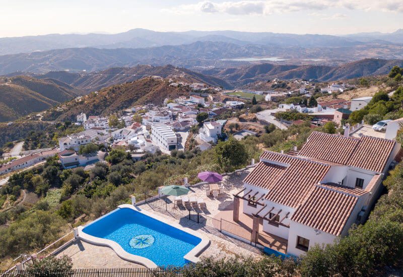 Uitzicht over de Axarquia vanaf Canillas de Aceituno met het meer van La Viñuela