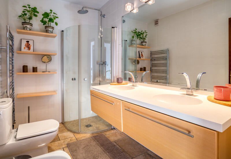 Moderne brede badkamer met douche