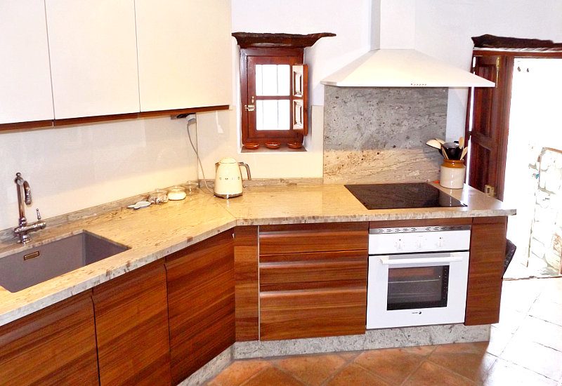 Volledig ingerichte moderne keuken