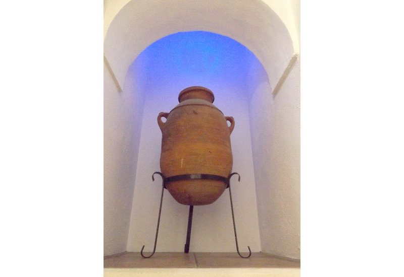 In een leuk hoekje met speciaal effect staat een oude vaas.