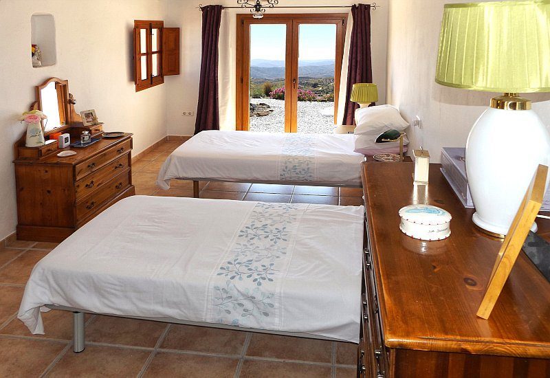 slaapkamer a is de grootste met twee eenpersoonsbedden, een deur naar het terras en een prachtig uitzicht.