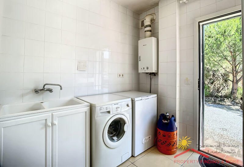 an extra utility room with dryer, washing machine and basin