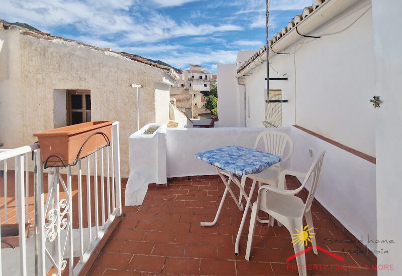 Terrasse zwischen den Dächern mit ausreichend Schatten gegen die Hitze