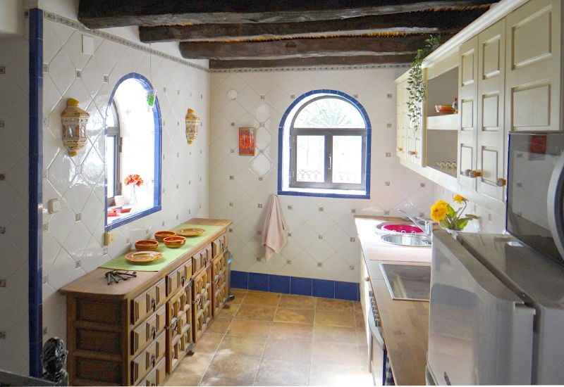 Schöne voll ausgestattete Küche mit zwei Fenstern