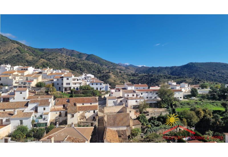 Uitzicht vanaf het Grill Terras over Sedella en Axarquia
