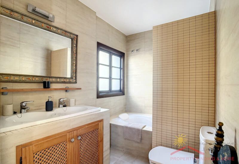 Moderne badkamer voor de hoofdslaapkamer met dubbele wastafel en een buis met douche