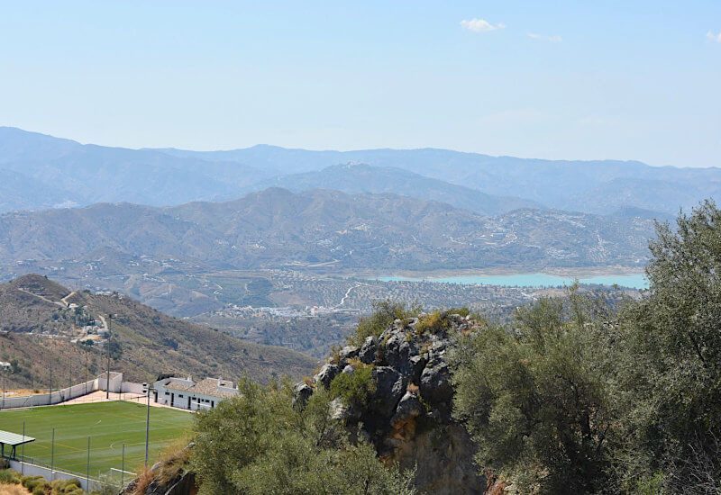 Het uitzicht op het meer van La Viñuela en zijn omgeving