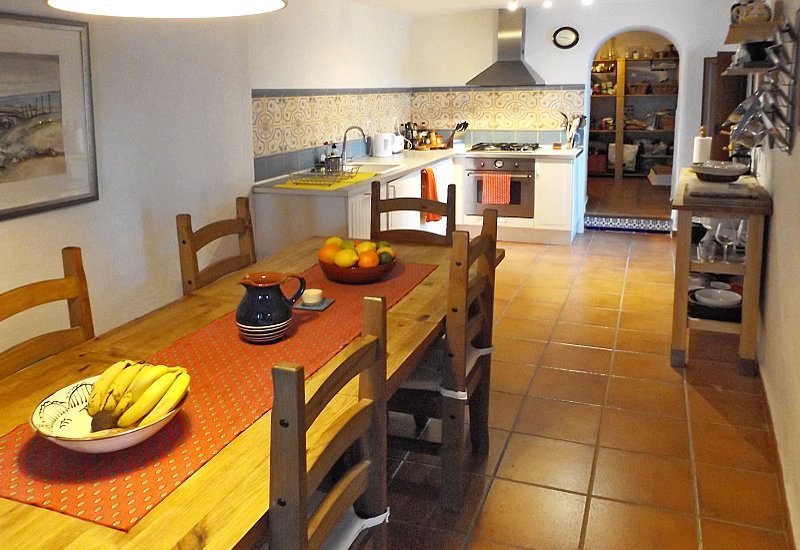 Moderne keukenhoek met houten eettafel. 