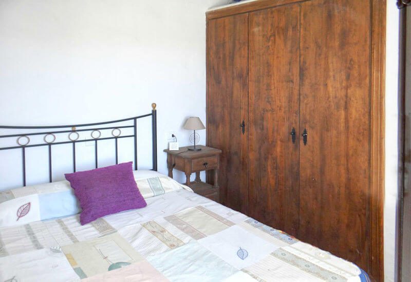 Schlafzimmer mit einem großen Holzkleiderschrank
